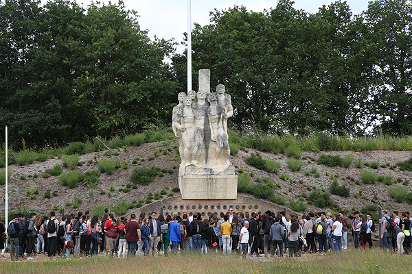 230 jeunes devant le monument.