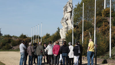 Un groupe devant le monument dans la Carrière.